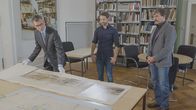 Deutschland in ... – Der Leiter des Archiv Krupp, Prof. Dr. Ralf Stremmel (l.) zeigt Mirko Drotschmann (M.) und dem Essener Stadtarchäologen Dr. Detlef Hopp (r.) Fotografien des Krupp-Stahlwerks.