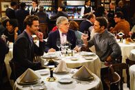 9JKL – (im Uhrzeigersinn): Andrew (David Walton, Mitte); Harry (Elliott Gould, Mitte); Josh (Mark Feuerstein, Mitte)