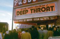 Deep Throat – Los Angeles im Jahr 1973: Eine Menschemenge drängt sich vor dem Pussycat Theatre, in dem Deep Throat gezeigt wird.