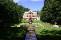 Sturm der Liebe – Der Fürstenhof, ein fiktives oberbayerisches Luxushotel, ist Schauplatz der erfolgreichsten Telenovela im deutschen Fernsehen. Fürstenhof im Sommer.