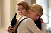 Hotel Heidelberg – Die Kramer-Schwestern Annette (Annette Frier, li.) und Floriane (Nele Kiper) halten zusammen.