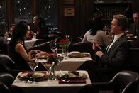 How I Met Your Mother – Barney (Neil Patrick Harris, r.) entwickelt tatsächlich Gefühle für Nora (Nazanin Boniadi, l.) und fürchtet nun, dass etwas mit seinem Herz nicht stimmen könnte ...