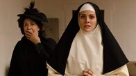 Grand Hotel – l-r: Ángela Salinas(Concha Velasco,l),Alicia Alarcón(Amaia Salamanca,r)