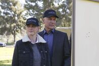Navy CIS – Das NCIS Team um Leroy Jethro Gibbs (Mark Harmon, r.) und Ellie Bishop (Emily Wickersham, l.) genießt die Zeit am Schießstand, doch schon bald wartet ein neuer Fall auf sie ...
