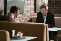 Dr. House – House (Hugh Laurie, r.), der den Privatdetektiv Lucas (Michael Weston) auf Wilson angesetzt hat, lässt sich berichten.