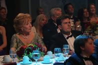 Two and a Half Men – Jake (Angus T. Jones, r.) und Evelyn (Holland Taylor, l.) freuen sich auf die Preisverleihung, denn Charlie (Charlie Sheen, M.) ist für den besten Werbejingle nominiert, jedoch rechnet er sich kaum Chancen auf den Sieg aus ...
