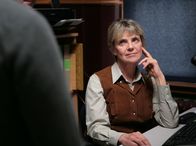 Mankells Wallander – Die Gerichtsmedizinerin Karin Linder (Stina Ekblad) hat keine Neuigkeiten für Wallander.