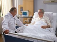In aller Freundschaft – Prof. Simonis (Dieter Bellmann, links) muss seinem Freund Anton Waldner (Hubert Mulzer) ziemlich deutlich klarmachen, wie ernst es um ihn steht. Simoni vermutet, das Waldner einen Schlaganfall hatte, doch dieser will so schnell es geht, wieder an die Arbeit.