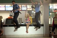Drop Dead Diva – Jane hat einen ganz besonderen Traum, in dem auch Jay (Josh Stamberg, l.), Grayson (Jackson Hurst, r.) und Stacy (April Bowlby, M.) vorkommen ...