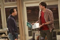 Two and a Half Men – Bereiten sich auf ein Gespräch mit der Sozialarbeiterin vor: Alan (Jon Cryer, r.) und Walden (Ashton Kutcher, l.) ...