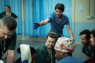 This Is Going to Hurt – This Is Going to Hurt Staffel 1 Folge 4 Lebensrettung in der Notaufnahme: Ben Whishaw (mit blauen Handschuhen) als Adam Kay Copyright: SRF/2022 SRF und SISTER/BBC/BBC Studios/AMC