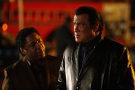 Kill Switch – Gemeinsam mit Detective Storm (Chris Thomas King, l.) macht sich Jacob (Steven Seagal, r.) daran, den zwei psychopathischen Serienkillern das Handwerk zu legen ...