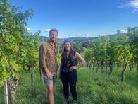 Hoagascht – Moderatorin Conny Bürgler Steht mit Winzer Jürgen Trummer in seinem Weinberg während ServusTV's Hoagascht „In der Buschenschank" Weingut Trummer in Spielfeld, Steiermark Österreich am 17. September 2025.