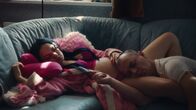 Vena – Jenny (Emma Nova) und ihr Freund Bolle (Paul Wollin) erwarten ein Kind.