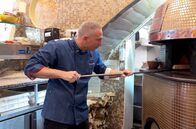 Küchen der Welt – In Neapel, dem Geburtsort der Pizza, verrät Küchenchef Paolo Surace Mattozzi einige Geheimnisse des Pizzabackens.