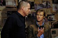 MacGyver – Treibt der Zodiac-Killer wieder sein Unwesen? Nach dem Tod des Patenkindes von Phoenix Foundation-Chefin Matty Webber, suchen MacGyver (Lucas Till, r.) und Jack Dalton (George Eads, l.) den brutalen Serienkiller. Können sie ihn finden?