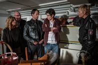 Notruf Hafenkante – Im Beisein von Janniks Mutter (Tina Eschmann, l.) und dessen Opa (Rüdiger Kuhlbrodt, 2.v.l.) reden Mattes (Matthias Schloo, M.) und Melanie (Sanna Englund, r.) Jannik (Orlando Lenzen, 2.v.r.) ins Gewissen, um herauszufinden, ob er mehr vom Vorhaben seines Vaters weiß.