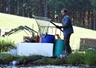 Frühling – Nachdem seine Tochter Waschmittel in den Teich geworfen hat, muss Hubert Stahlgruber (Daniel Gawlowski) tote Fische herausholen.