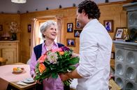 Sturm der Liebe – Tom (Milan Marcus, r.) bedankt sich bei Hildegard (Antje Hagen, l.) und zeigt sich zuversichtlich bezüglich Alexandra.