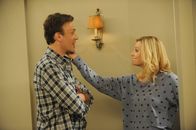 How I Met Your Mother – Um die "Slap of a Million Exploding Suns" zu meistern, muss sich Marshall (Jason Segel, l.) von Crazy Meg (April Bowlby, r.) ohrfeigen lassen ...