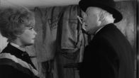 Das siebente Opfer – Auf Schloss Mant ereignet sich innerhalb kurzer Zeit eine Mordserie. Plötzlich wird auch die Nichte des Lords, Avril Mant (Ann Smyrner) bedroht. Zu ihrem Entsetzen von einem Vertrauten der Familie, Reverend Turner (Hans Nielsen).