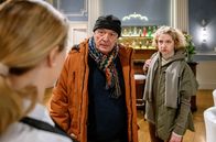 Sturm der Liebe – Kann Bettina (Natalie Hünig, r.) André (Joachim Lätsch, M.) und Rosalie (Natalie Alison, l.) eine plausible Erklärung liefern?