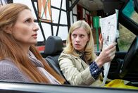 Mord mit Aussicht – Sophie Haas (Caroline Peters, r.) muss sich mit Danuta (Karina Krawczyk, l.), der neuen Pflegerin ihres Vaters, rumärgern.