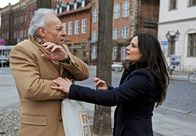 Rote Rosen – ARD ROTE ROSEN FOLGE 1262 Uhr im ERSTEN. Susann (Elisabeth Lanz, r.) ist geschockt, als sie Romans Mantel an einem Obdachlosen (Robert Lenkey, l.) erkennt.