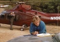 MacGyver – MacGyver (Richard Dean Anderson, r.) überlegt, wie er mit Abe (Shelly Berman, l.) den Hubschrauber in Betrieb setzen kann.