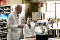 Young Sheldon – Dr. Linkletter (Ed Begley jr., l.); Sheldon Cooper (Iain Armitage, r.)