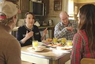 Bless This Mess – Donna (Susie Essman, l.); Beau Bowman (David Koechner, r.)