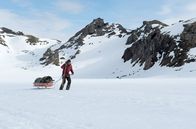 Arctic – Die junge Frau (María Thelma Smáradóttir) ist schwer verletzt und nicht ansprechbar. Overgård (Mads Mikkelsen) entscheidet sich nun doch den gefährlichen Fußmarsch anzutreten.
