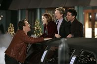 How I Met Your Mother – Ted (Josh Radnor, r.) hat eine besondere Überraschung für seine Freunde Lily (Alyson Hannigan, 2.v.l.), Marshall (Jason Segel, l.) und Barney (Neil Patrick Harris, 2.v.r.): Er hat für die Silvesternacht eine Stretch-Limo gemietet ...