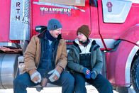 The Ice Road – v.li.: Mike McCann (Liam Neeson), Tantoo (Amber Midthunder)