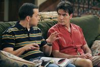 Two and a Half Men – Evelyn, die Mutter von Charlie und Alan, hat wieder einmal einen neuen Liebhaber, - Teddy. Charlie (Charlie Sheen, r.), der ihm, im Gegensatz zu Alan (Jon Cryer, l.), zunächst skeptisch gegenübersteht, lässt sich bald von seinem Charme mitreißen ...