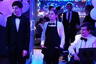 Speechless – Da Dylan (Kyla Kenedy, M.), JJ (Micah Fowler, r.) und Ray (Mason Cook, l.) beim Abschlussball sind, haben Maya und Jimmy endlich einen Abend zu zweit ...