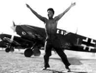 Wir Wunderkinder – 1957 spielt Roberto Blanco in dem deutschen Kriegsfilm "Der Stern von Afrika" eine Nebenrolle als Küchenhilfe Mathias.