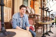 Plötzlich Star – Zunächst versucht Owen (Cory Monteith) mit Hilfe eines Heiratsantrags Emmas Trip nach Paris zu verhindern. Dann taucht er dort auf - und das Chaos ist perfekt ...