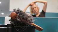 Puls – Puls Haarausfall bei Frau und Mann: Was tun? «Puls» widmet sich Frauen und Männern im Spannungsfeld zwischen Kaschieren, Behandeln und radikaler Glatzen-Akzeptanz. Copyright: SRF