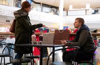 Ben is Back – Holly Burns (Julia Roberts) geht mit Ben (Lucas Hedges) zum Shopping.