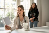 SOKO Leipzig – Kim Nowak (Amy Mußul, r.) berichtet Sarah Liebert (Lea Freund, l.), dass ein ehemaliger Klassenkamerad in Halle ermordet wurde. War es der selbe Täter, der den Anschlag auf die junge Frau verübt hat?