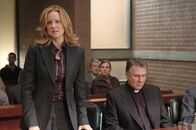 Der Exorzismus von Emily Rose – Die Anwältin Erin Bruner (Laura Linney) vertritt Pater Richard Moore (Tom Wilkinson) im Mordfall der Studentin Emily Rose. Moore solle Emily durch einen Exorzismus fahrlässig getötet haben. Doch Erin Bruner glaubt an die Unschuld ihres Mandanten.