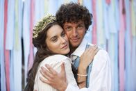 Die Teufelsfeder – Margarete (Judit Bárdos) und Bonifatius (Jan Cina) sind allen Intrigen entkommen.