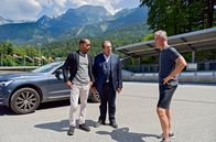 Watzmann ermittelt – Der Mannschaftsarzt des Bobteams vom SV Königssee liegt erschlagen im Trainingscenter. Beissl (Andreas Giebel, M.) und Jerry (Peter Marton, l.) merken schnell, dass es in dem Bobteam brodelt. Sie befragen den Trainer Helmut Fritz (Robert Lohr, r.) zum aktuellen Fall.