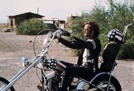 Easy Rider – Biker Wyatt (Peter Fonda) ist bereit weiterzufahren, nachdem ihn eine Farmersfamilie beherbergt hatte.