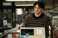 High Fidelity – Sein Plattenladen läuft eher schlecht als recht und auch in seinem Liebeseleben sieht es alles andere als rosig aus: Rob (John Cusack)