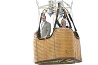 Monk – Der Heißluftballon, in dem sich Monk (Tony Shalhoub) und Natalie (Traylor Howard) verstecken, wird absichtlich gelöst und als sie in der Luft sind, wird auf den Ballon geschossen.