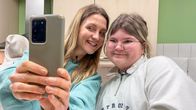 neuneinhalb - für dich mittendrin – Anastasia (r) wurde wegen ihres Übergewichts in der Vergangenheit gemobbt. Hier mit Reporterin Jana.