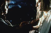 Highlander III - Die Legende – Ca. 400 Jahre später ist die Archäologin Alex Johnson (Deborah Kara Unger) mit Ausgrabungen in Japan beschäftigt. Durch diese Ausgrabungen werden die drei Unsterblichen befreit.