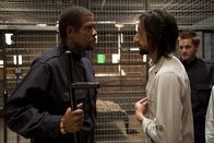 The Experiment – Den "Gefängniswärtern" Barris (Forest Whitaker, l.) und Helweg (Travis Fimmel, r.) gefällt die Aufmüpfigkeit des Gefangenen Nr. 77, Travis (Adrien Brody, M.), überhaupt nicht ...